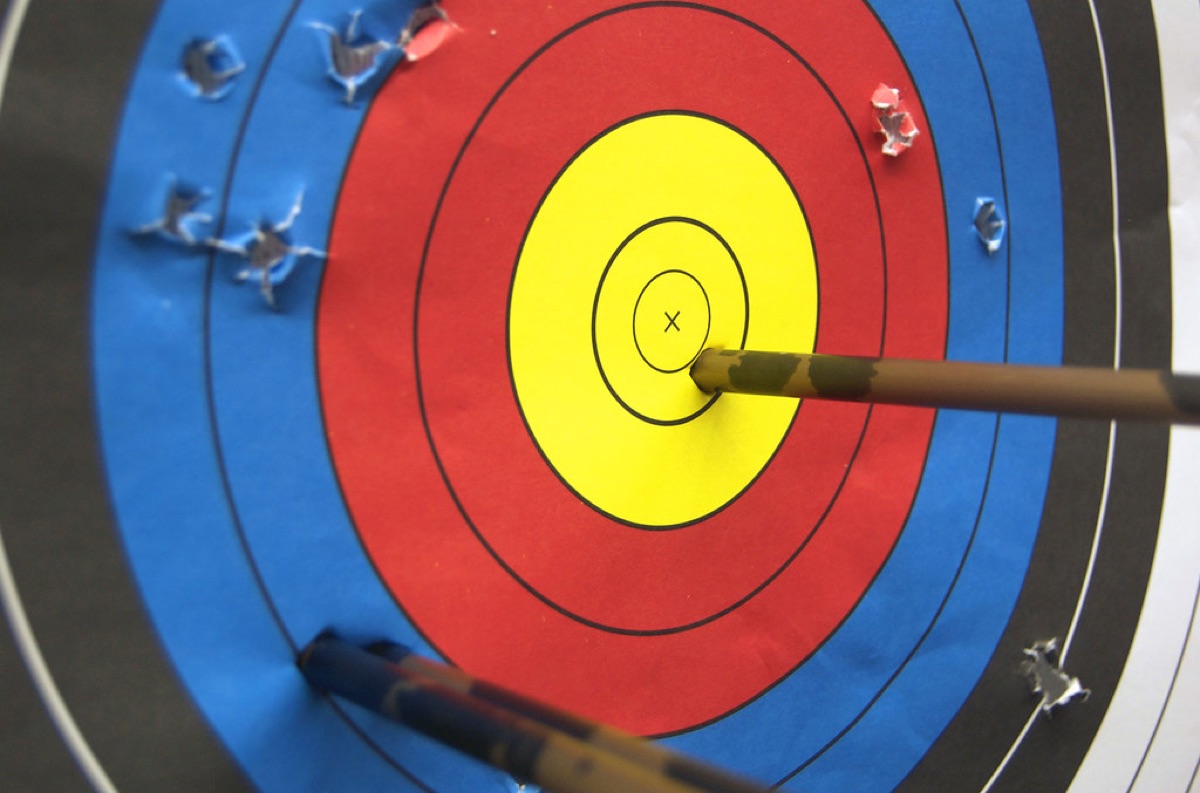 An arrow hitting the bullseye of a target representing high open rates and precision marketing.