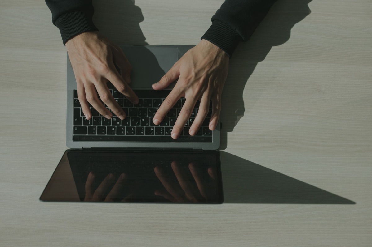 Primer plano de una persona escribiendo un asunto de correo electrónico en una computadora portátil.