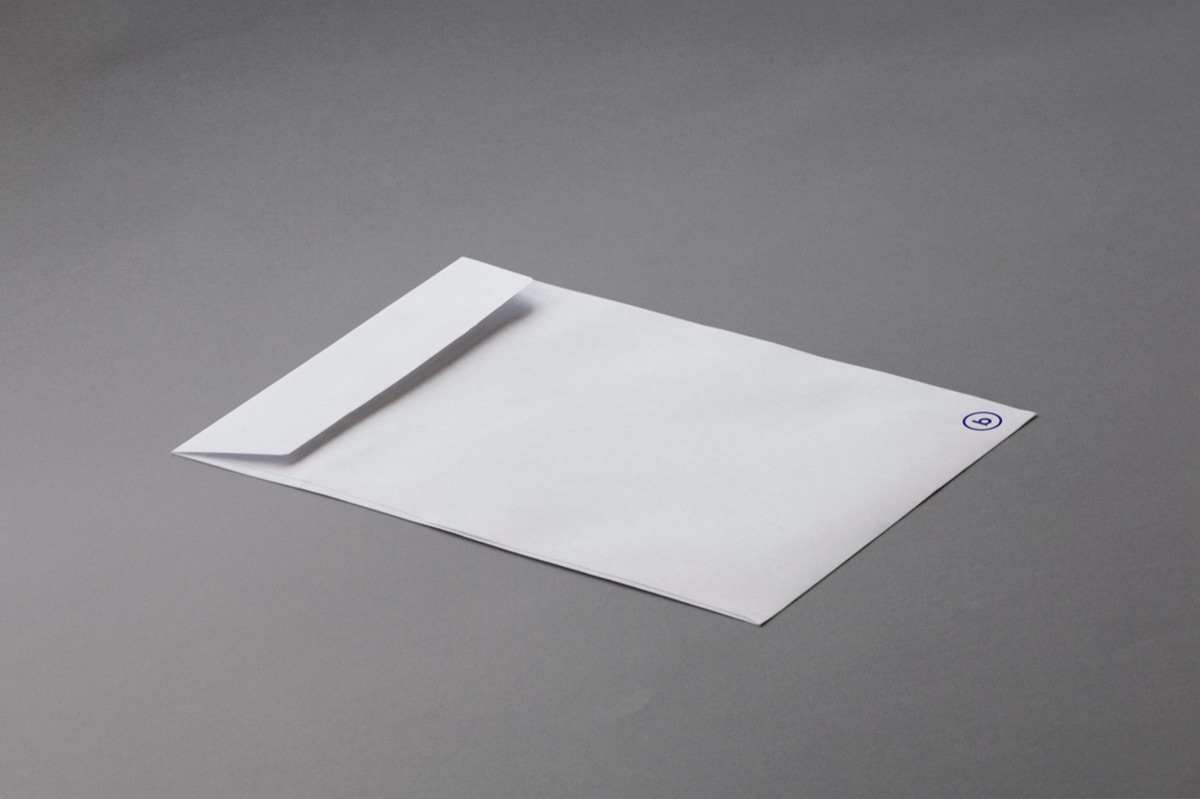 Une enveloppe de courrier élégante sur un fond neutre.