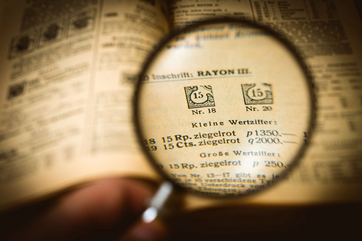 Une loupe examinant un document pour illustrer l'analyse des données.