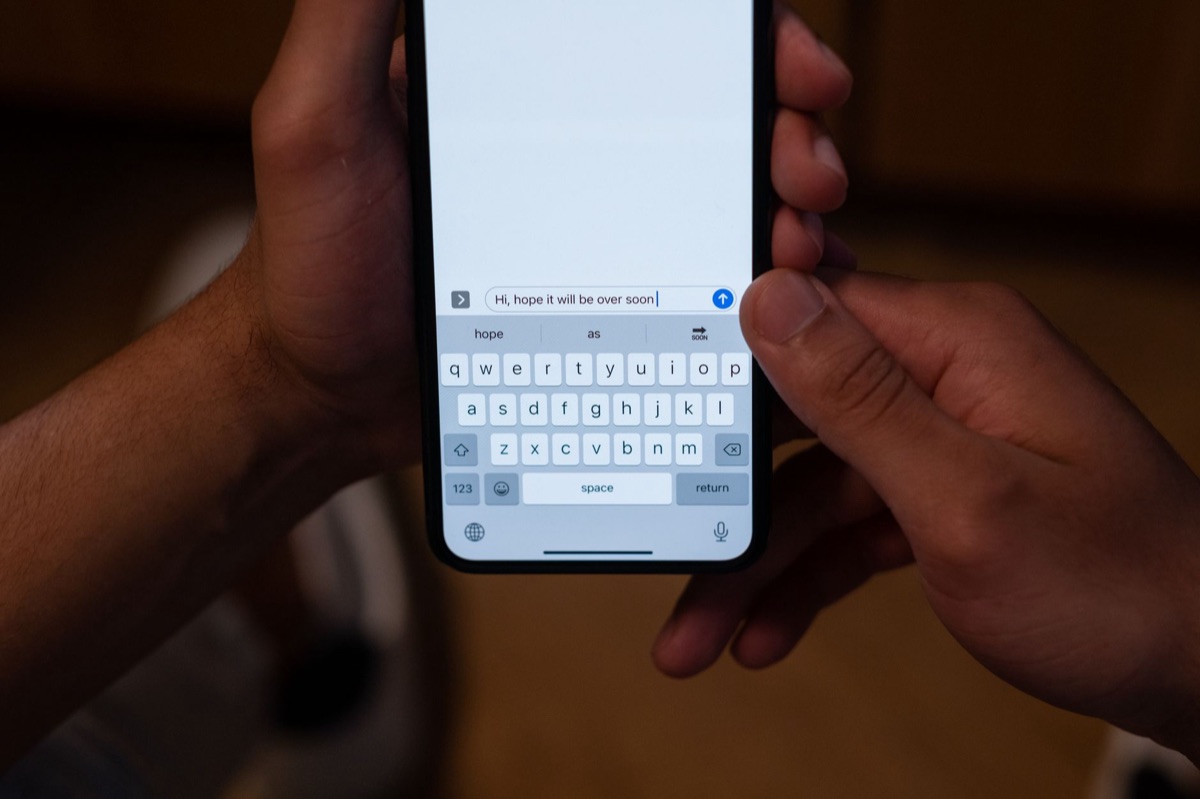 Mani che tengono uno smartphone visualizzando un'email importante.
