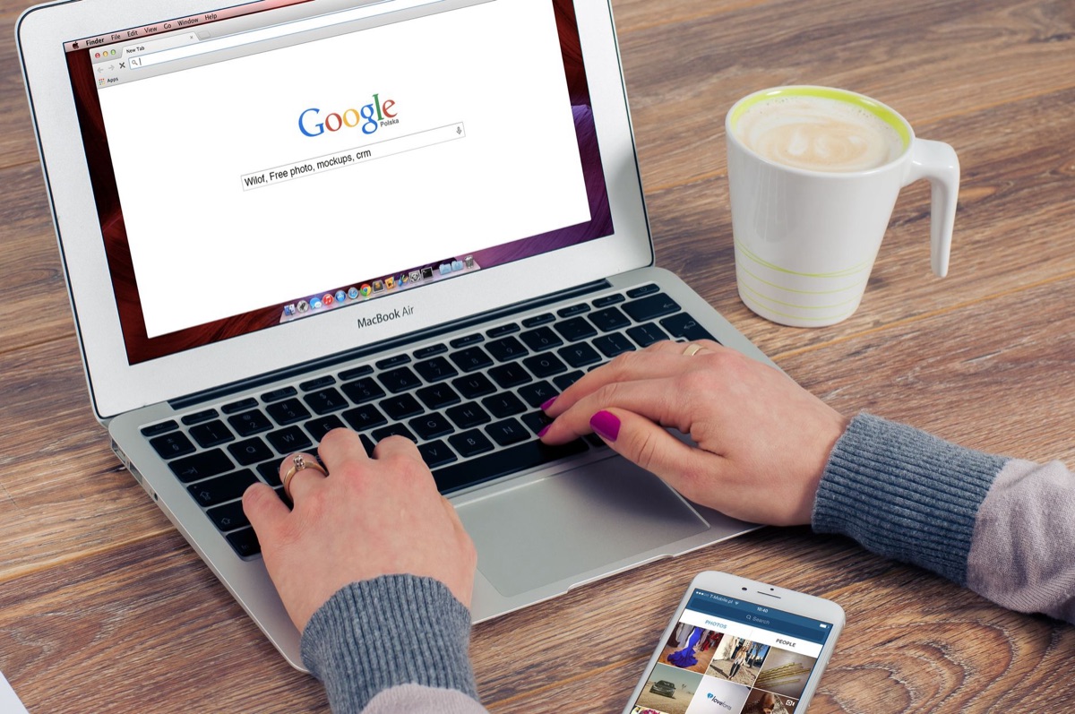 Google Suchleiste auf einem Laptop-Bildschirm