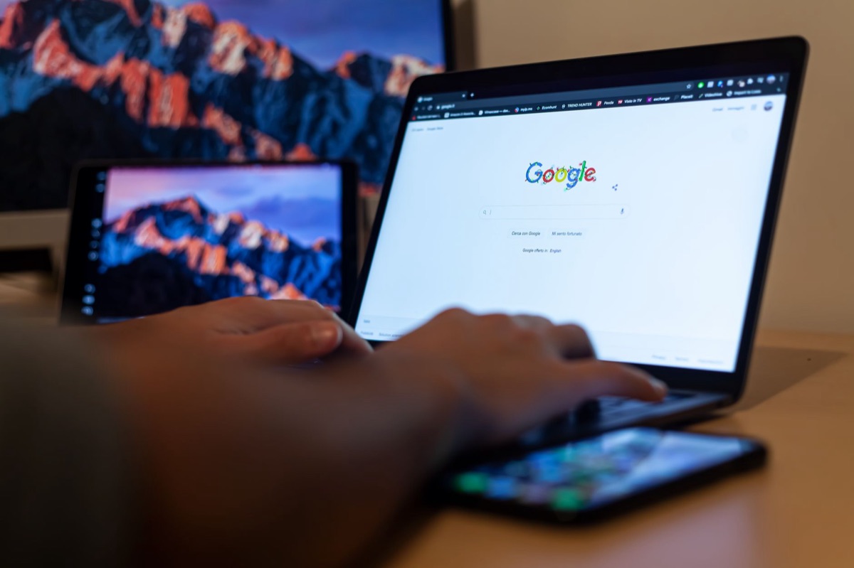 Barra de búsqueda de Google en un ordenador portátil para optimización de palabras clave.