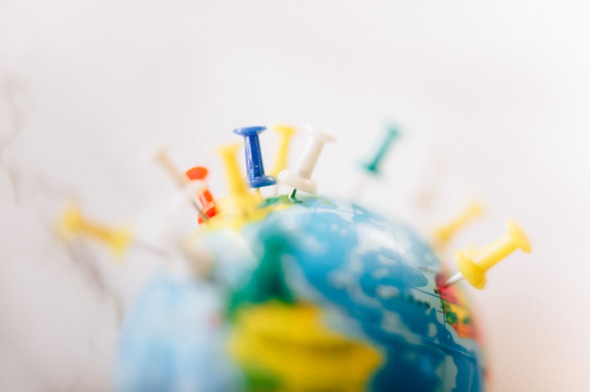 Mapa de conexiones globales representando el SEO off-page y la autoridad de enlaces.