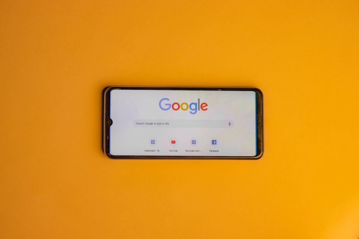 Affichage de résultats de recherche sur un écran d'ordinateur portable.