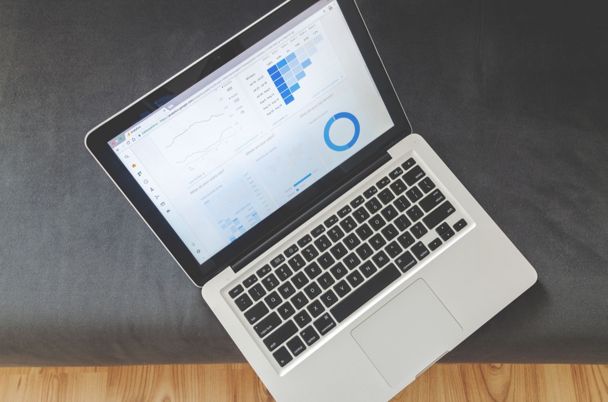 Grafici di analisi dati su un laptop per l'ottimizzazione SEO