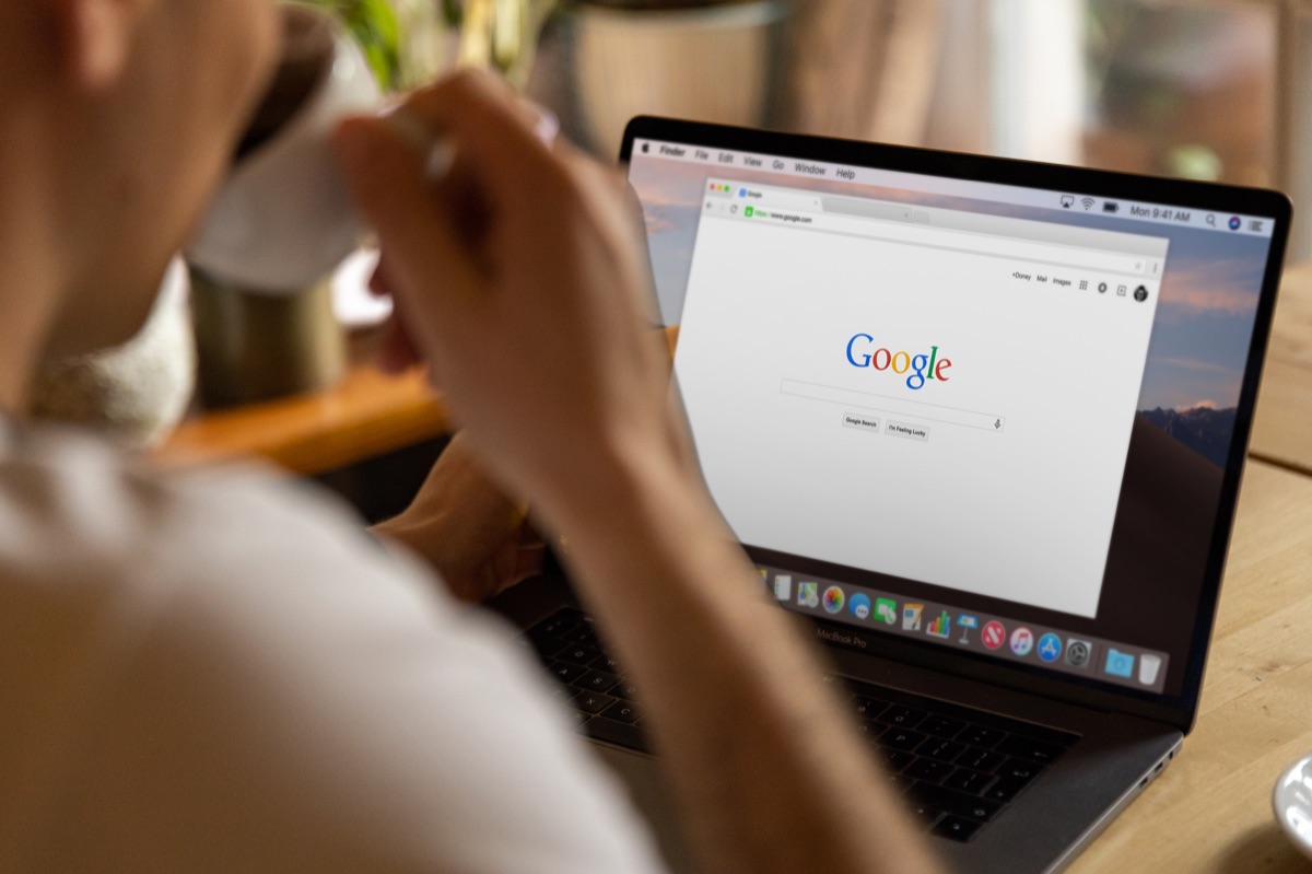 コンピュータ画面に表示されたGoogle検索バー