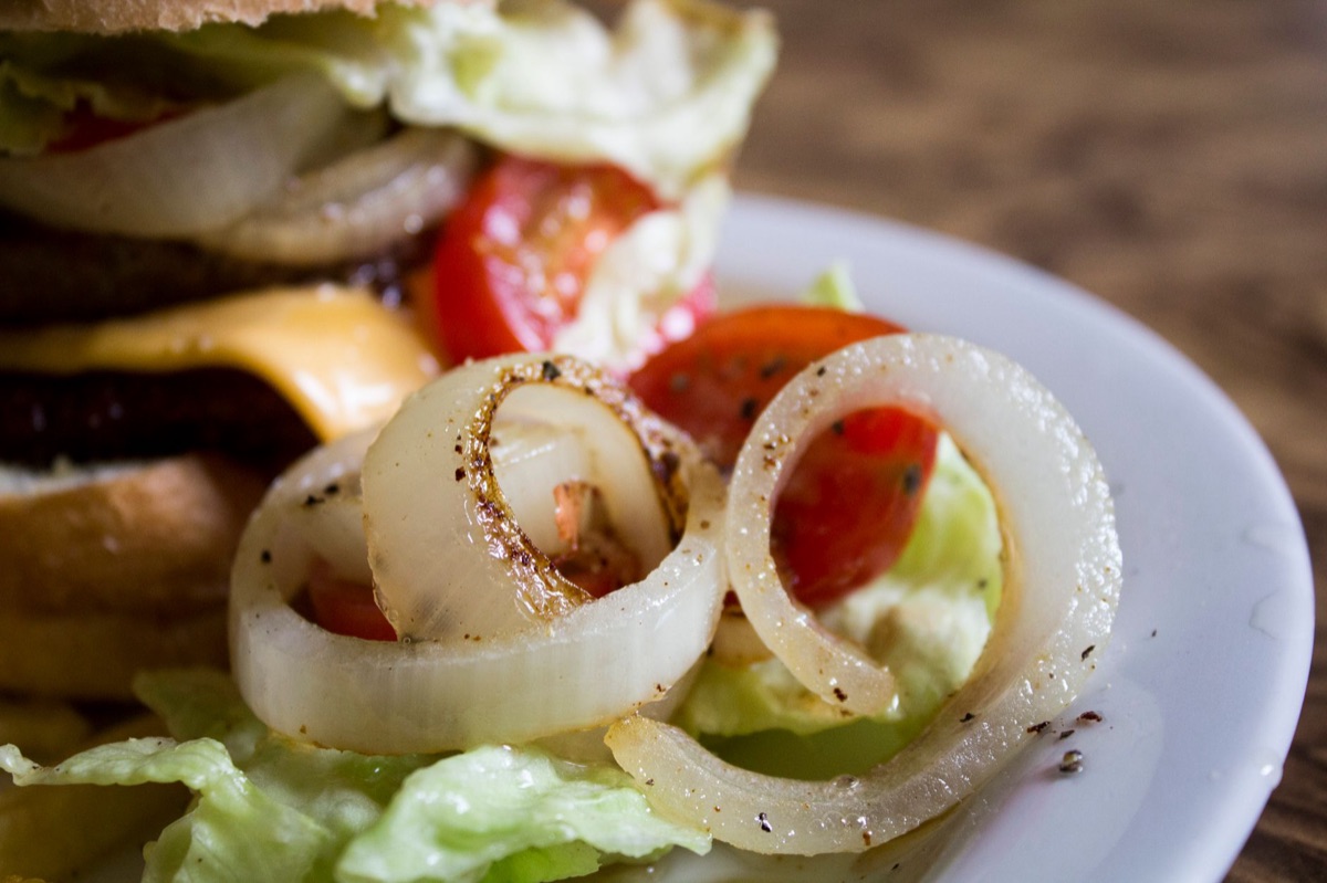 Nahaufnahme eines saftigen Burgers