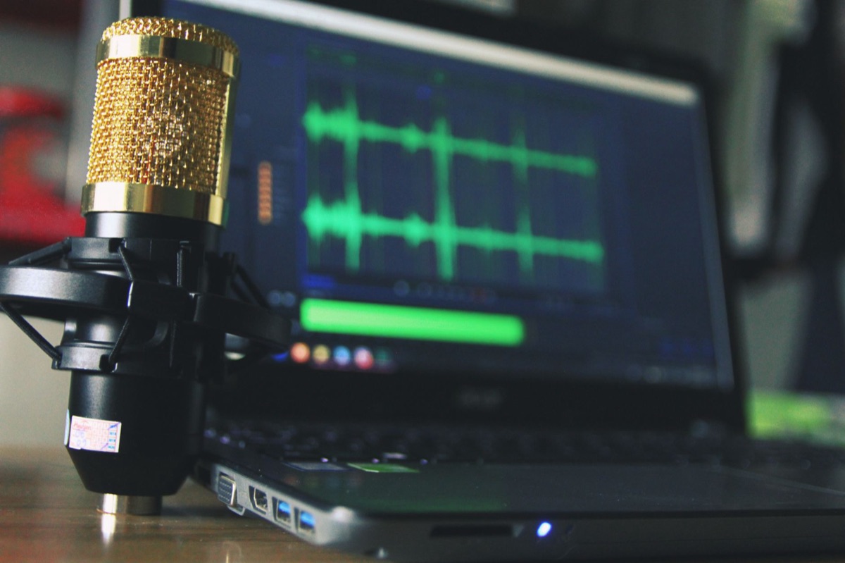 Gros plan sur un microphone de studio professionnel