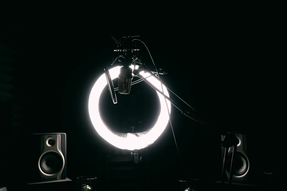 Setup di illuminazione con ring light per video