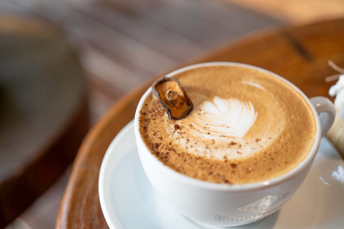 Dettaglio di un caffè latte per contenuti food