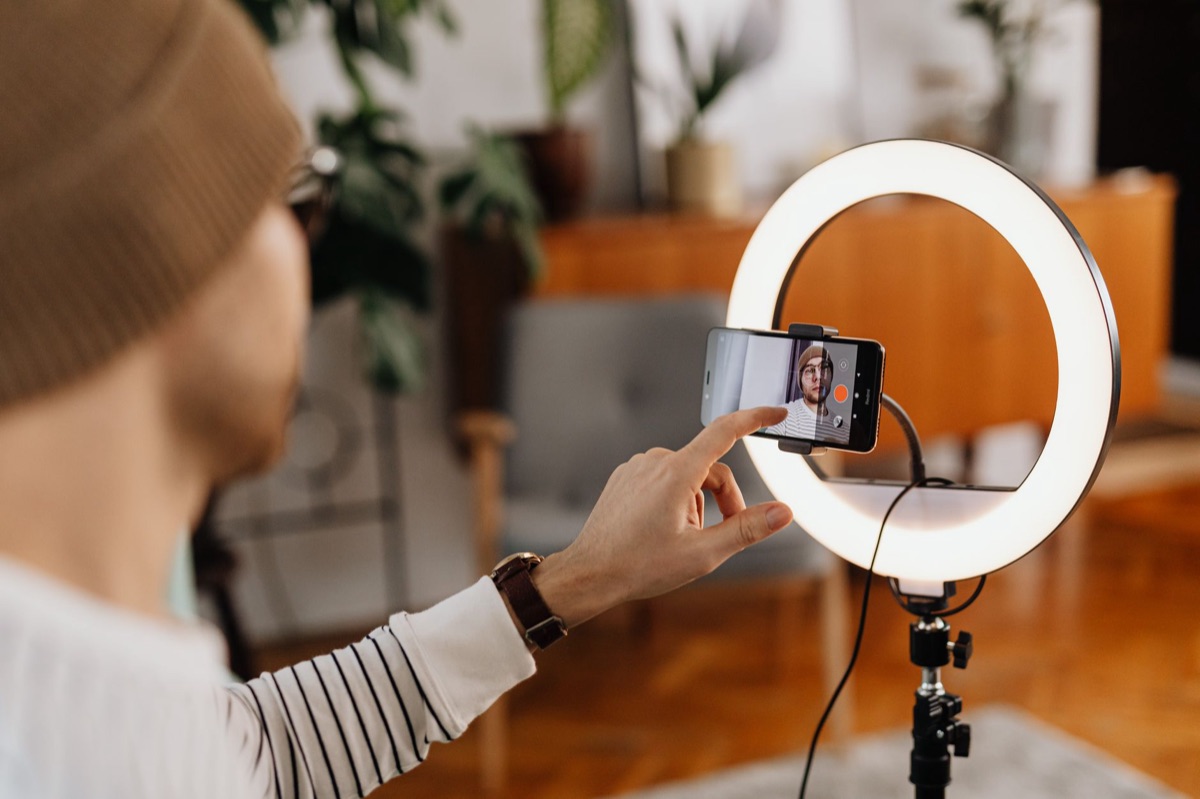 Een ringlamp met een smartphone op een statief voor video-opnames.