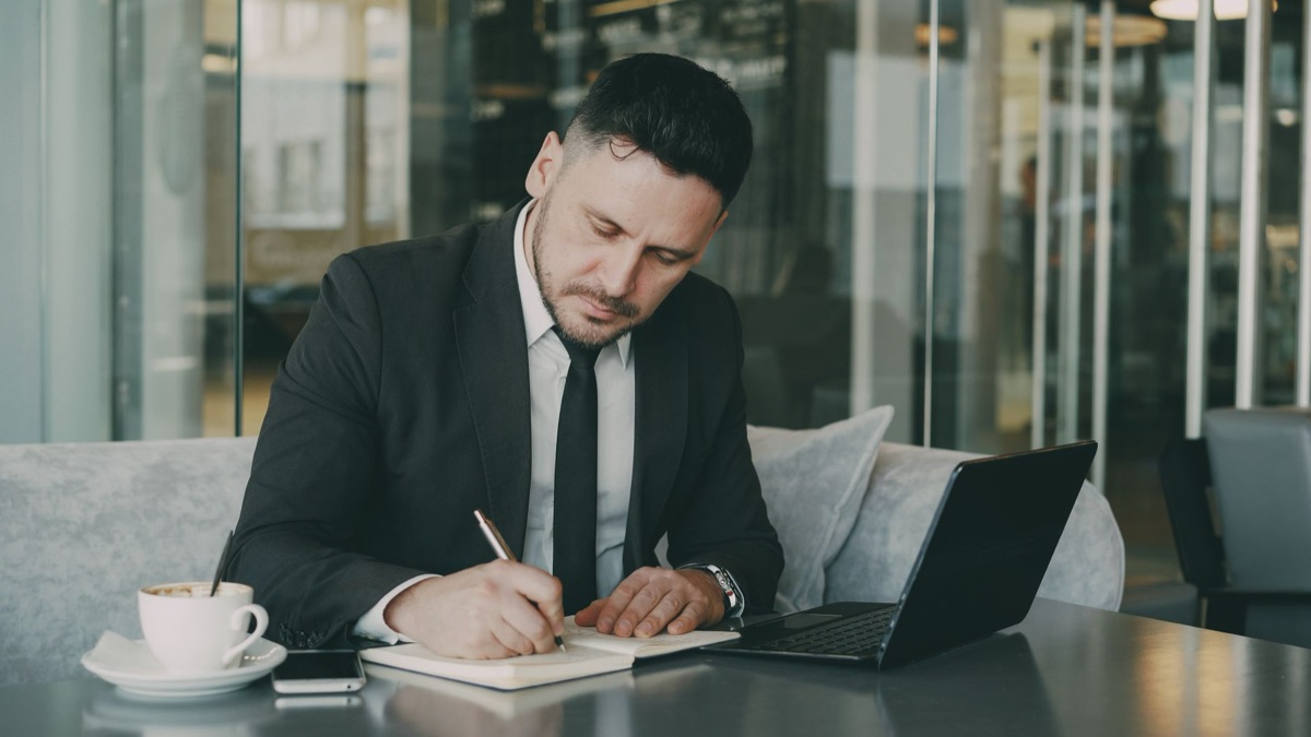 ejecutivo de negocios con laptop y cuaderno