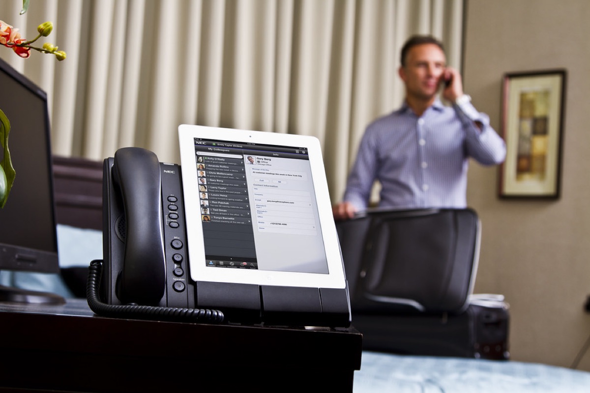 Bureau avec des personnes en réunion de travail